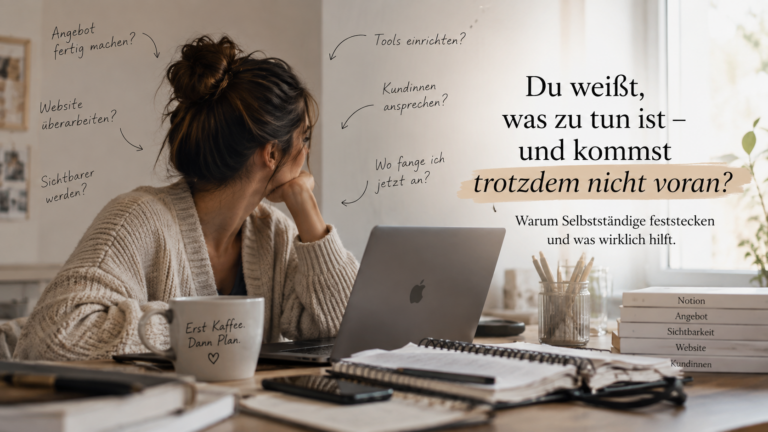 Nachdenkliche Frau am Laptop, umgeben von Notizen zu Angebot, Website, Sichtbarkeit und Kundengewinnung.